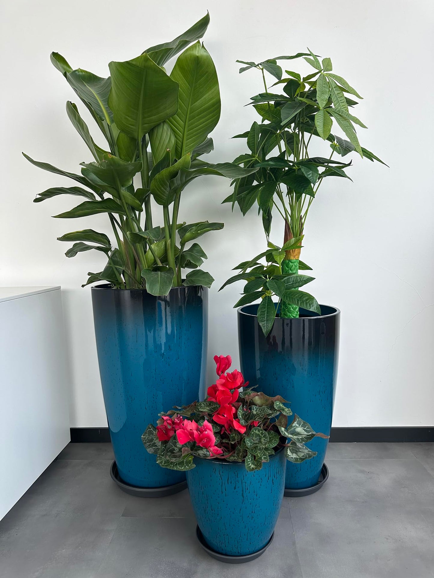 MinCHI257 24,21,11 Inch Large Plastic Planters with Drainage Hole and Saucer - Set of 3 Tall Plant Pots Indoor Flower Pot Tall Round Planters Outdoor Large Tall Planter