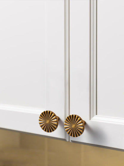 JIASENBAO 2 Pack Antique Brass Cabinet Knobs Vintage Flat Drawer Pulls Kitchen Cupboard Bathroom Dresser Cabinet Hardware Handles Zinc Alloy