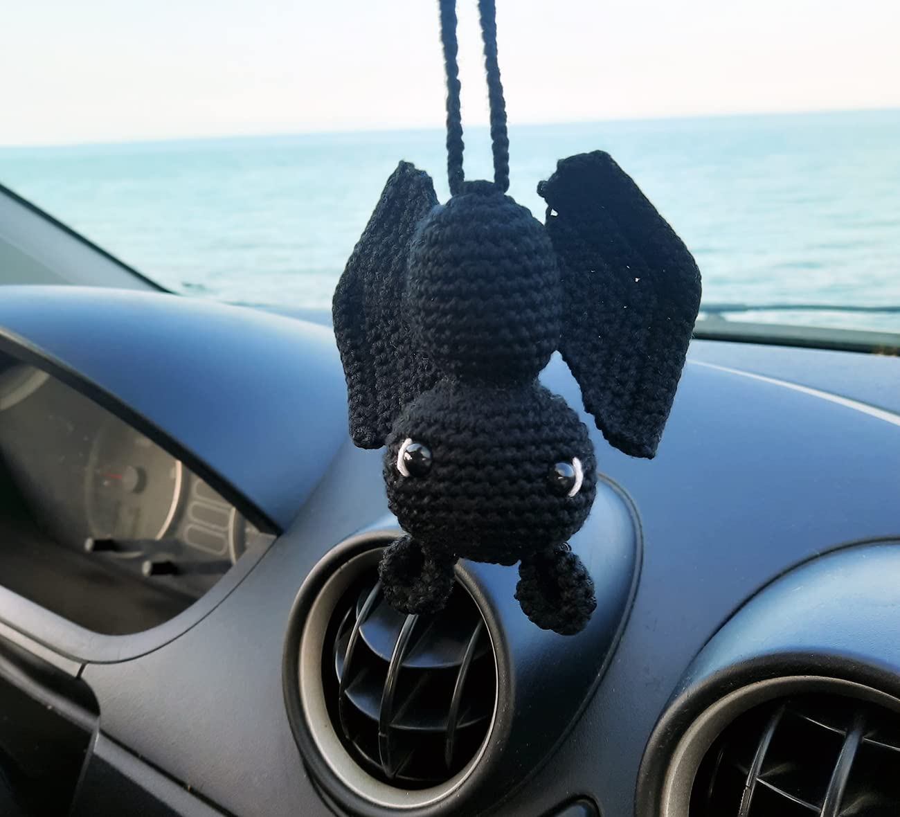 Handmade Bat Car Rearview Mirror Charm – Crochet Cute Amigurumi Halloween Ornament for Car, Backpack, Wall, Shelf – Spooky Fall Gothic Decor – Soft Plush Style