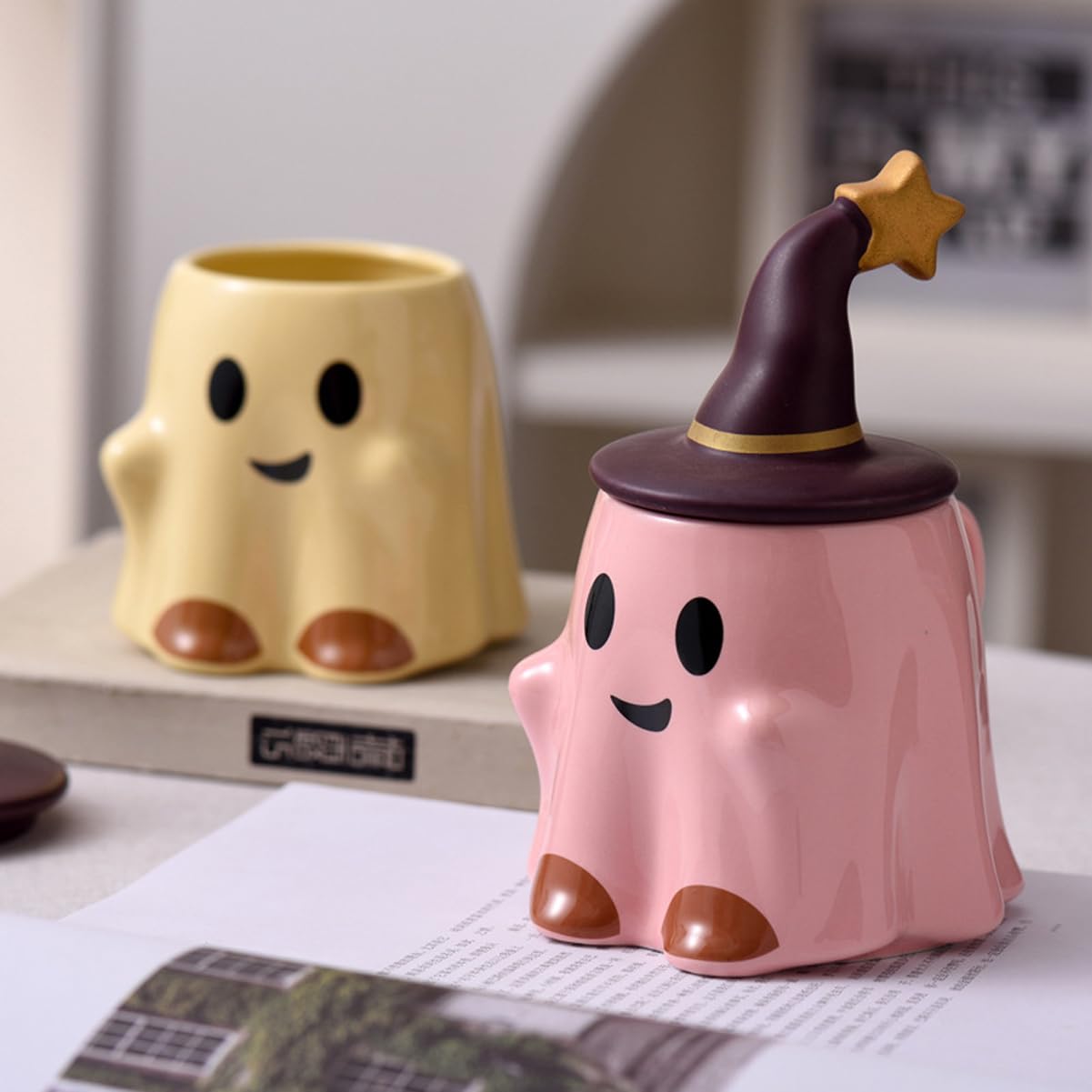 KKGUD Novelty Tea Cup, Ceramic 11oz Halloween Coffee Mug with Lid- Friendly Ghost (Pink)