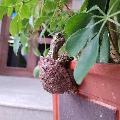 Dysocrac Resin Turtle Pot Hanger & Aquarium Ornament—Edge-Perching Turtle for Planters, Terrariums & Fish Tanks, Realistic Hand-Painted Resin Figurine, Indoor/Outdoor Planter Accent (Medium)