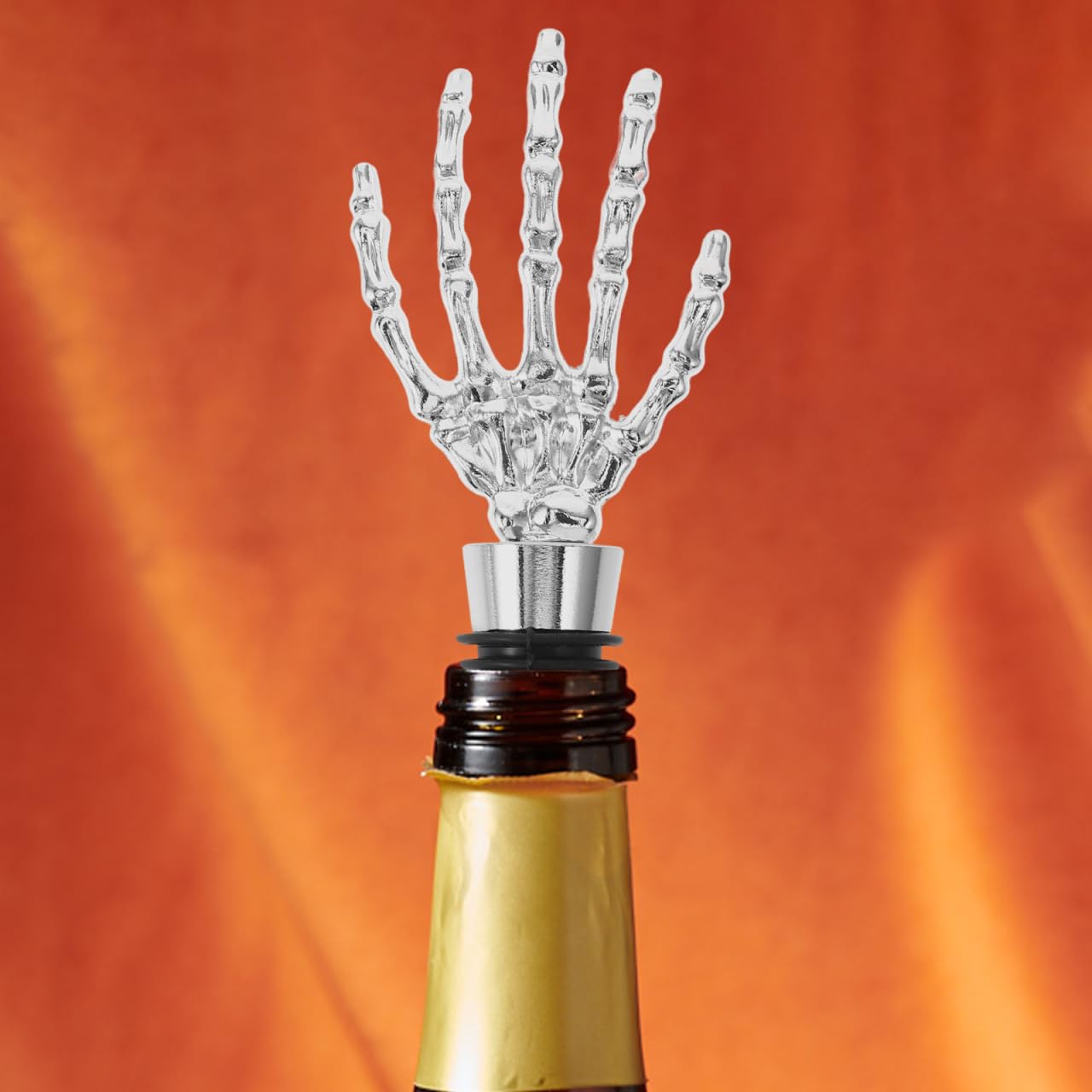 Garneck 2pcs Halloween Wine Bottle Stopper Silver Skeleton Hand Shaped Decorative Bottle Plug Alloy Skeleton Hand Stopper for Wine Beverage Halloween Party Favors