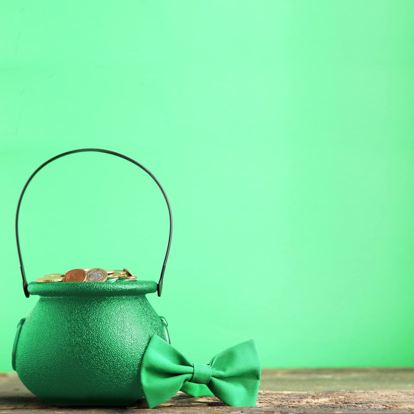 GiftExpress 12pc Mini Green Cauldrons for St Patrick's Day Decoration, St Patrick Cauldrons, Novelty Candy Holder Pot of Gold (12)