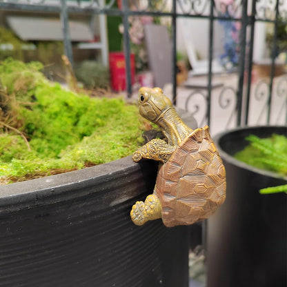Dysocrac Resin Turtle Pot Hanger & Aquarium Ornament—Edge-Perching Turtle for Planters, Terrariums & Fish Tanks, Realistic Hand-Painted Resin Figurine, Indoor/Outdoor Planter Accent (Medium)