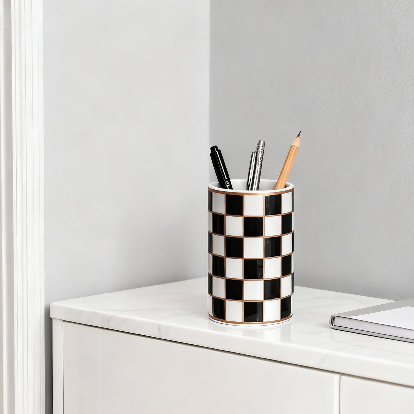 XYQXYQ Ceramic Checkered Pen Holder For Desk,Cute Stand Black And White Pencil Cup,Durable Ceramic Pencil Cup, Decorative Makeup Brush Holder Cup, Stationery Holder for Office, School, Home (Black)