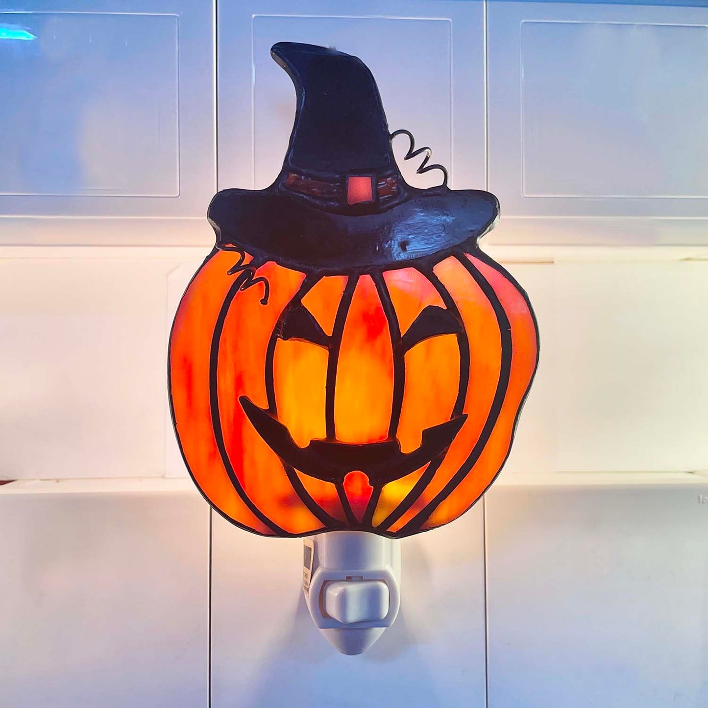 Bieye L13009 Pumpkin Night Light, Tiffany Style Stained Glass Plug-in Wall Lamp with Witch Hat, Handmade Halloween Jack-O’-Lantern Nightlight, 1 x E12 LED Bulb Included, 4.1" W x 6.7" H