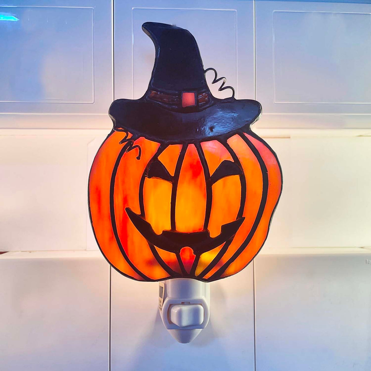 Bieye L13009 Pumpkin Night Light, Tiffany Style Stained Glass Plug-in Wall Lamp with Witch Hat, Handmade Halloween Jack-O’-Lantern Nightlight, 1 x E12 LED Bulb Included, 4.1" W x 6.7" H