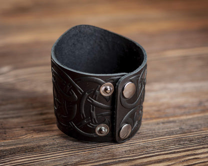 Stahlgilde 100% Real Leather Viking Cuff Bracelet - Handmade Mjolnir Thor's Hammer Black Wristband - Gift for Men Women - Genuine Leather Viking Punk Lv Axe Сuffs - Size M for wrist 6.5"-7.5" 90mc