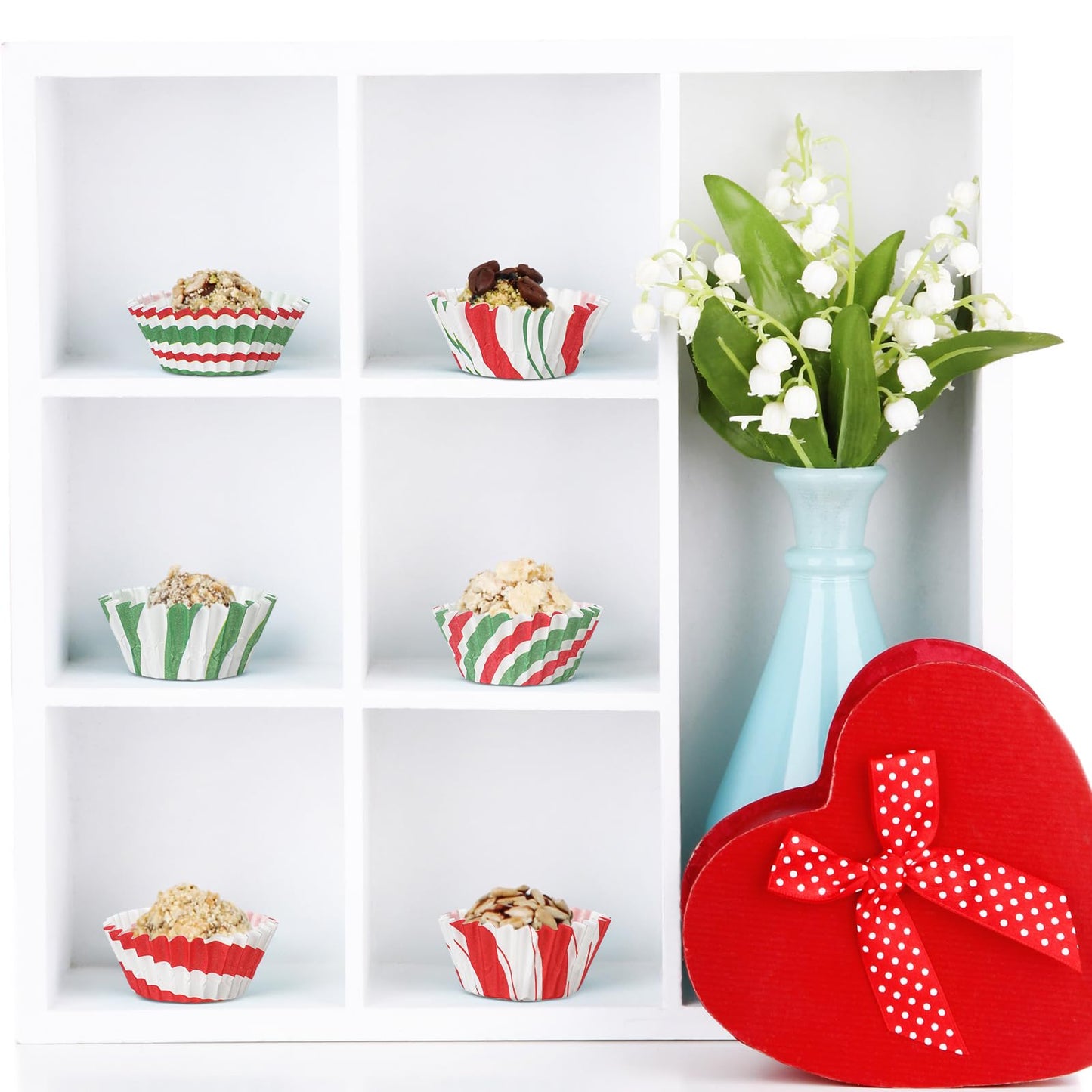 Didaey 600 Pcs Christmas Party Cupcake Liners Christmas Paper Baking Cups Mini Muffin Liners Small Cupcake Wrappers Xmas Paper Candy Cups for Santa Holiday Chocolate Cake Making Supplies (Classic)
