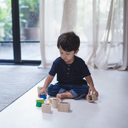 PlanToys® Geo Matching Blocks Wooden Shape Sorting Toy for Kids Ages 2+ | Montessori Activity for Colour Learning, Spatial Reasoning & Fine Motor Skills | Eco-Friendly Educational Toy