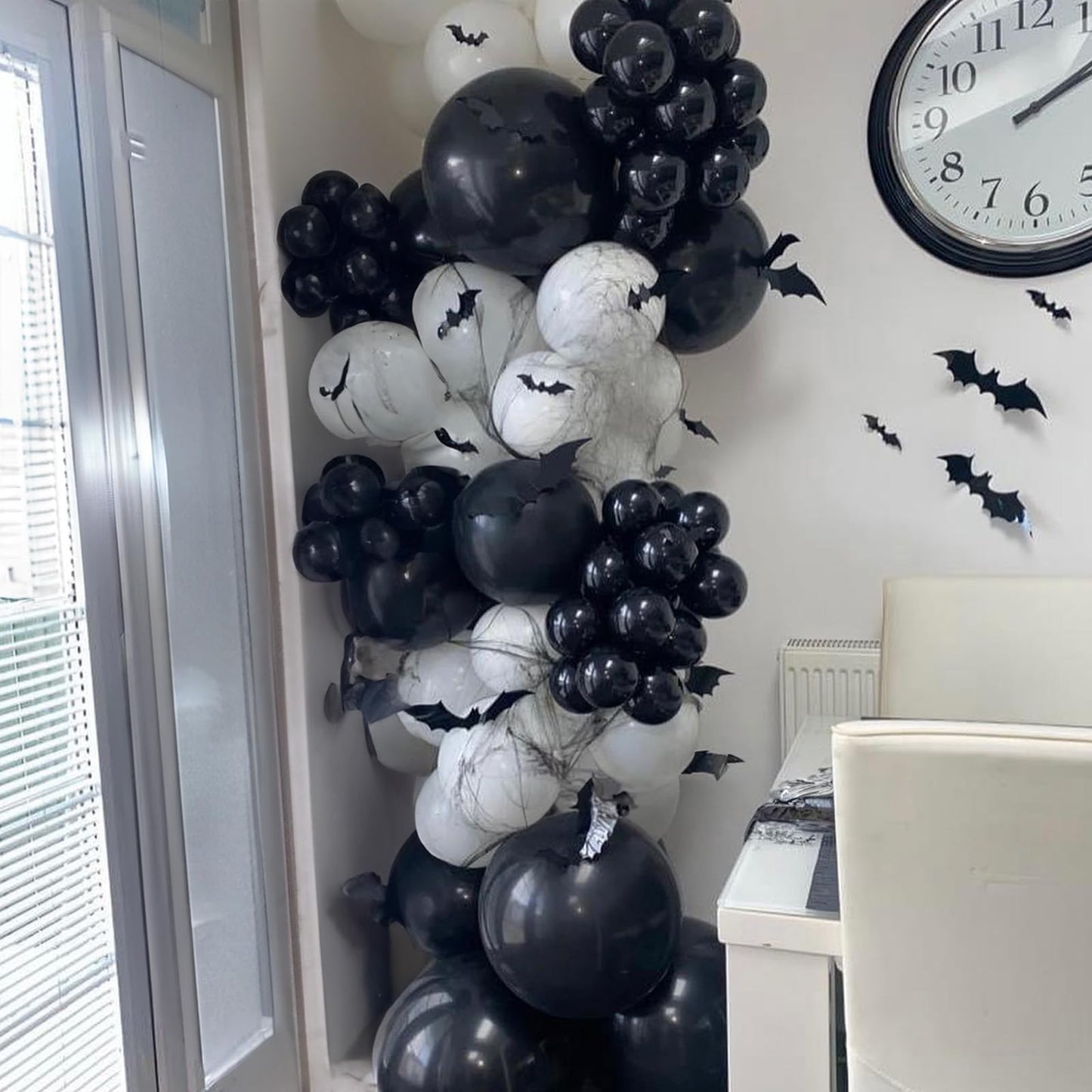 Halloween Balloon Arch Kit, Black White Skeleton Balloons Halloween Decorations Balloon Garland with Explosion Star Skull Foil Balloons for Haunted House Party Decorations