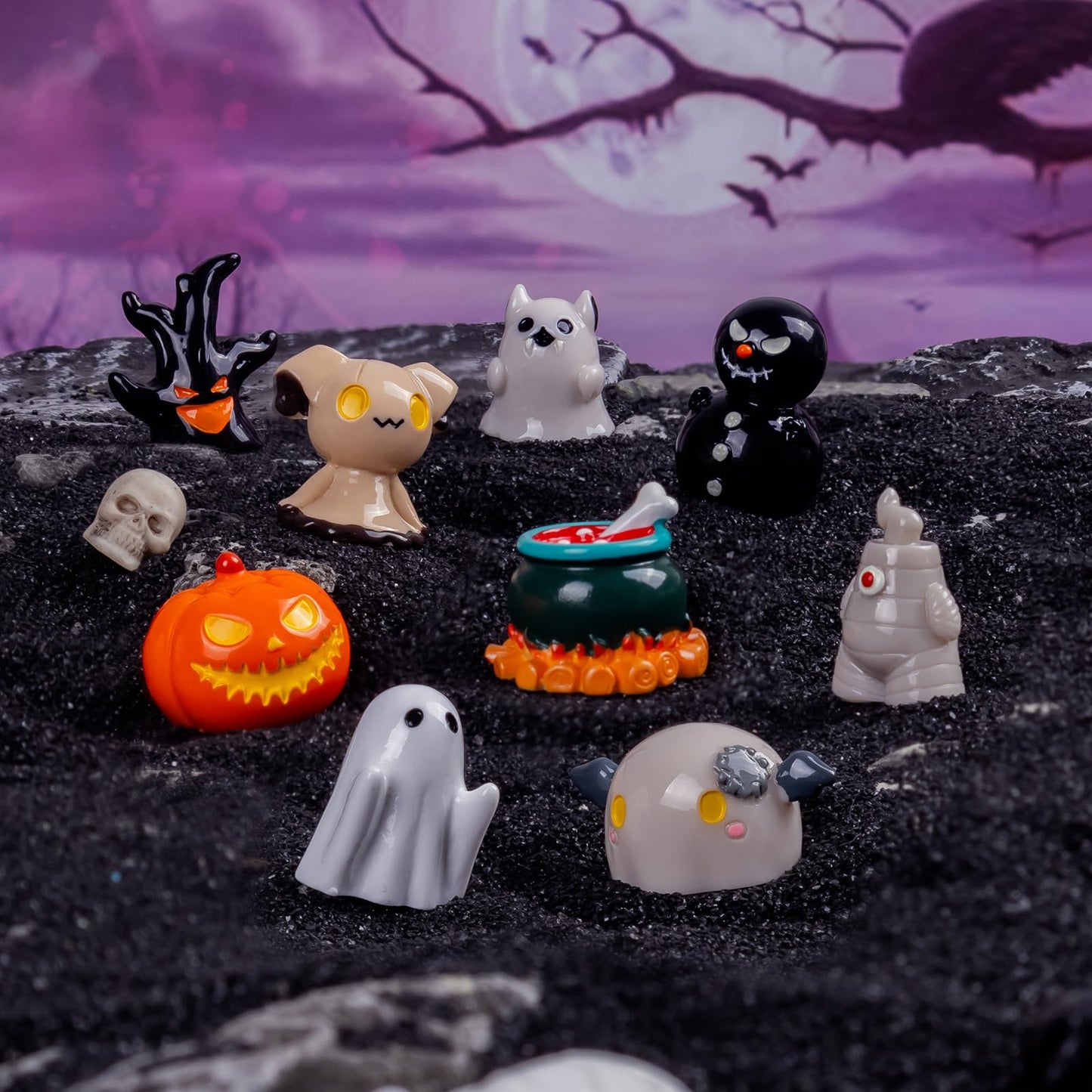 Nerfcareani 50pcs Halloween Mini Resin Figurines for Crafts Tiny Miniature Figures to Hide Pumpkin Ghost Skull Miniatures Bulk for Halloween Party Favors Table Idoor Bag Fillers Garden Dollhouse Decor