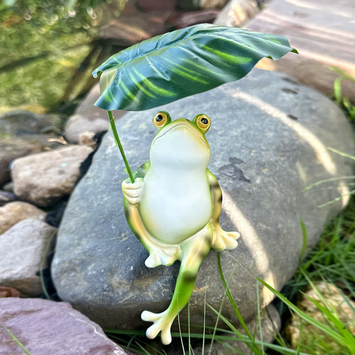 OwMell Frog Statue for Garden, Green Frog Figurine for Outdoor Decor Yard and Garden Decoration Resin Sculpture - Umbrella