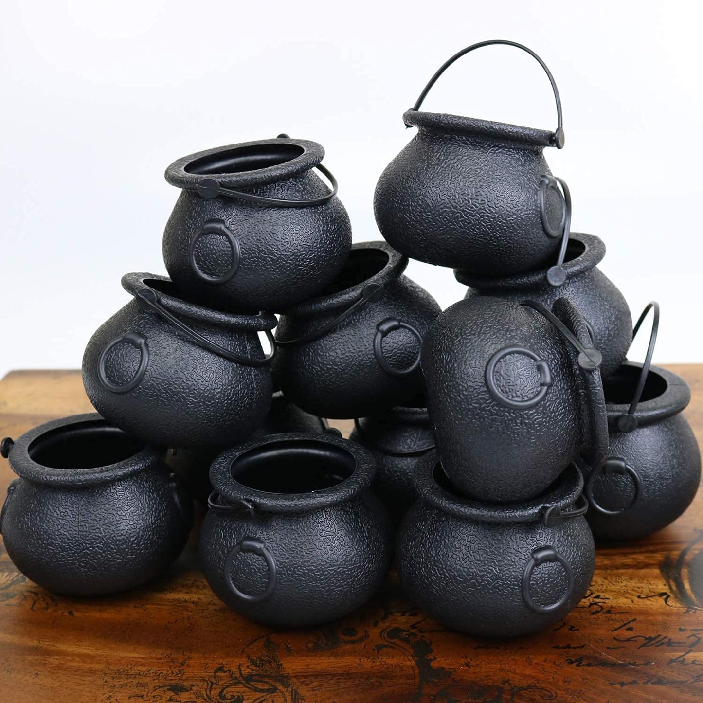 GiftExpress 24-Pack Mini Cauldron Candy Kettles, Novelty Treat Holders for St Patrick’s Day Pot of Gold and Halloween, Black Party Favor Containers