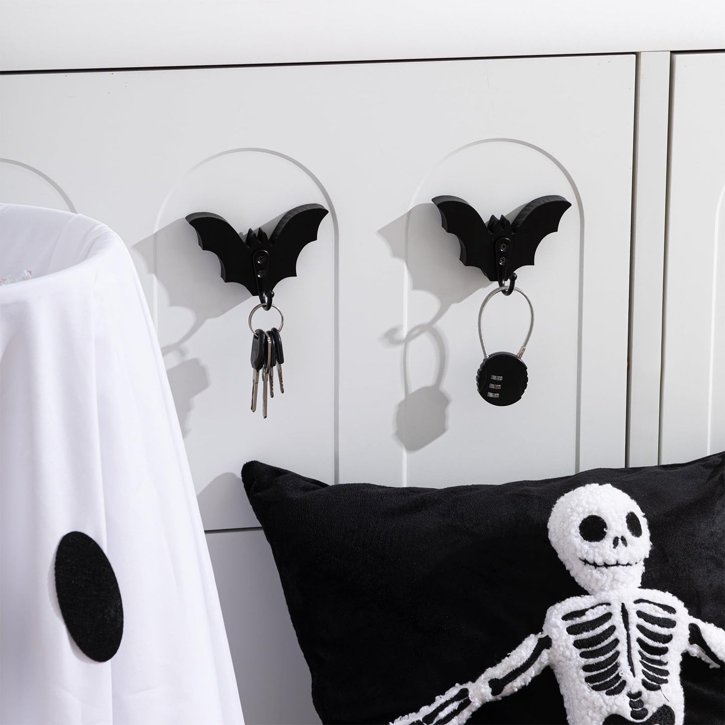 Thyle 4 Pcs Black Bat Wall Key Holder Gothic Wooden Key Hooks for Wall Mount Cute Home Decor for Keys Coats Towels Bags Spooky Decor for Bathroom, Kitchen, Living Room, Bedroom