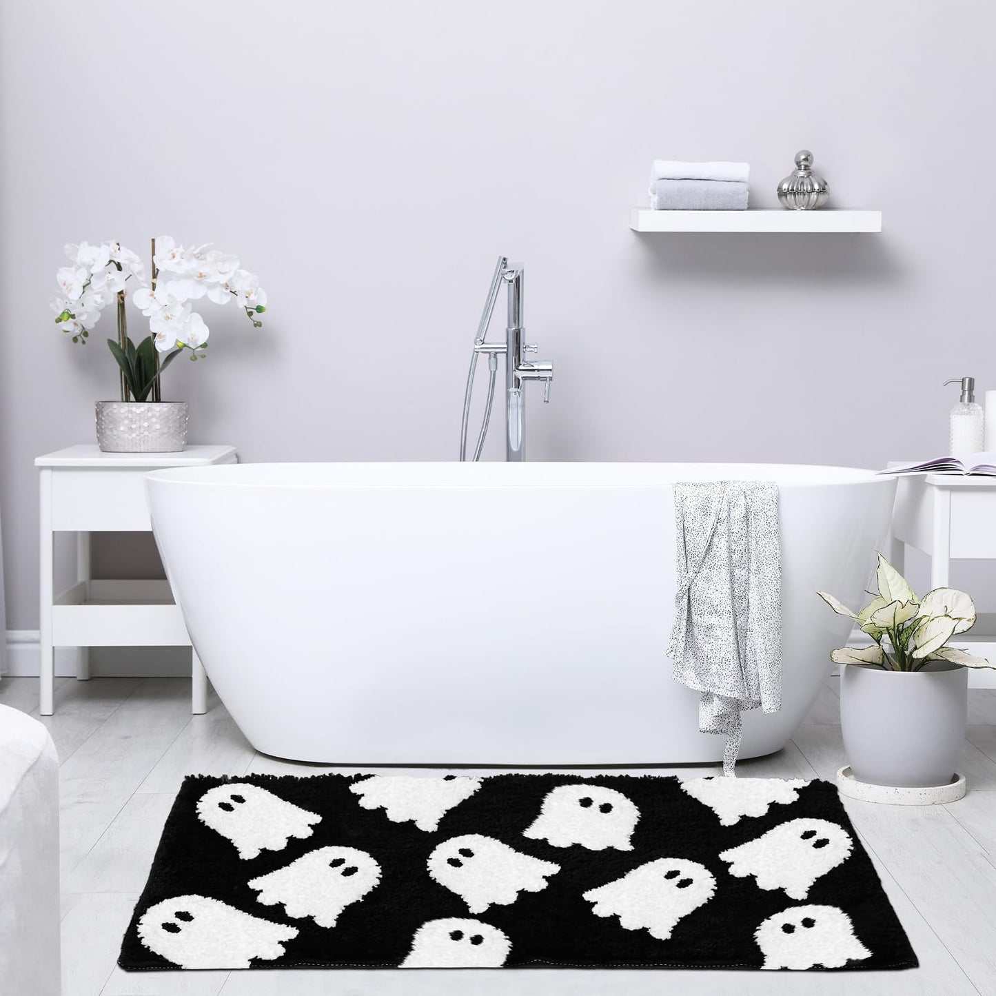 Hillsuren Black Ghost Bath Mat Soft Halloween Bathroom Rug Non Slip Cute Spooky Ghost Bathroom Decoration Shaggy Plush Microfiber Rug Halloween Decor for Home Bedroom Shower Floor, 15.75 x 23.62 Inch