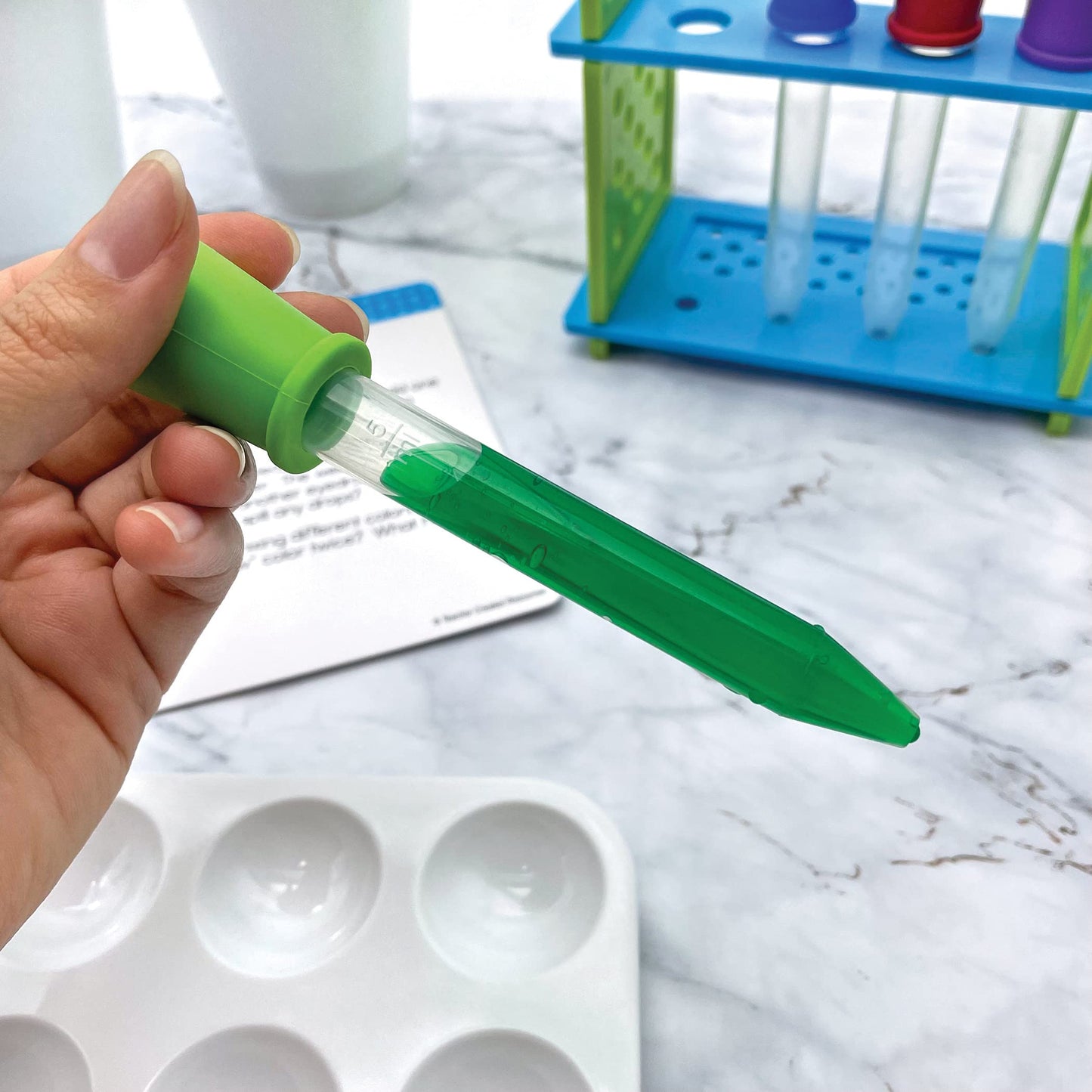 Teacher Created Resources Up-Close Science: Eyedroppers & Spot Plates Activity Set (TCR20367)