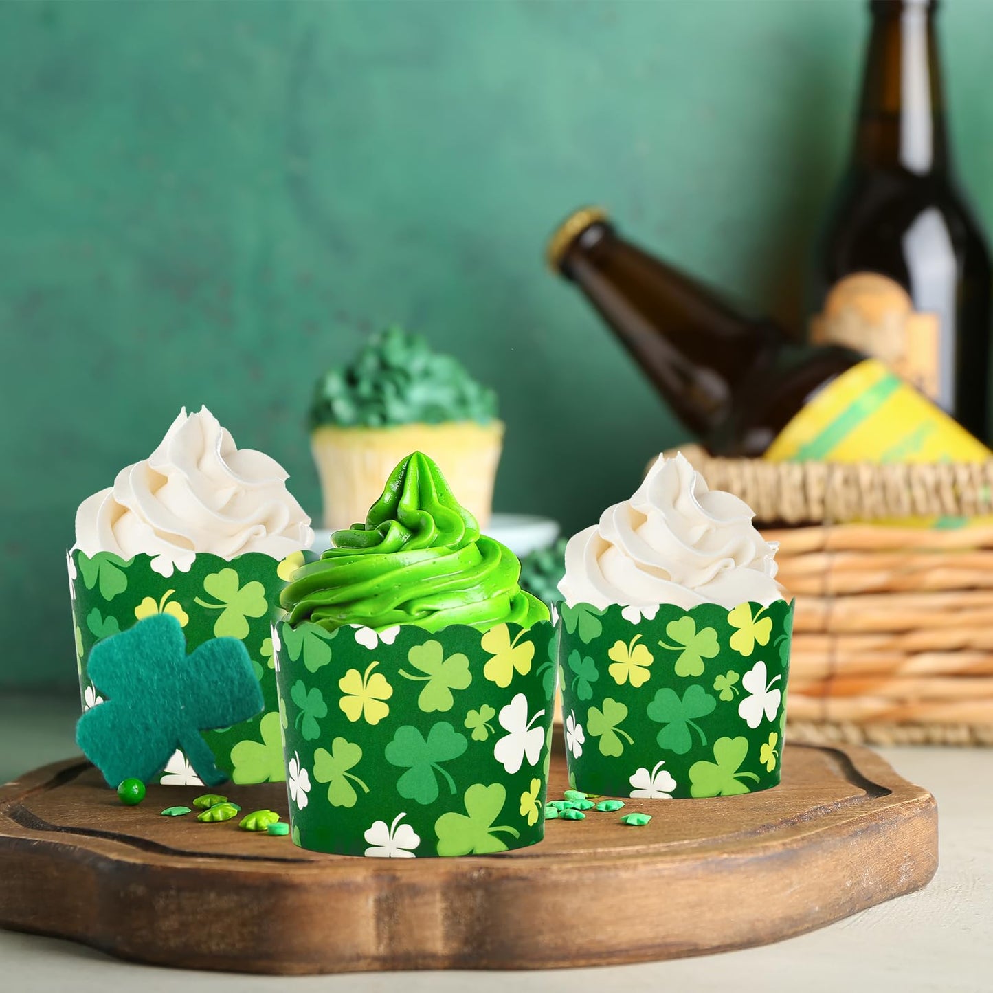 FYSUIMU 100Pcs St. Patrick's Day Paper Baking Cups Green White Shamrock Cupcake Wrappers Clover Scalloped Edge Cupcake Muffin Cases for Irish Holiday Dessert Decoration