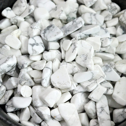1lb Howlite Aquarium Gravel Rocks Natural Tumbled Healing Crystal Chips Bulk Gemstones Crushed Stones for Fountain Vase Filler Planters Decorative Fish Tank Potted Reiki Energy Balancing