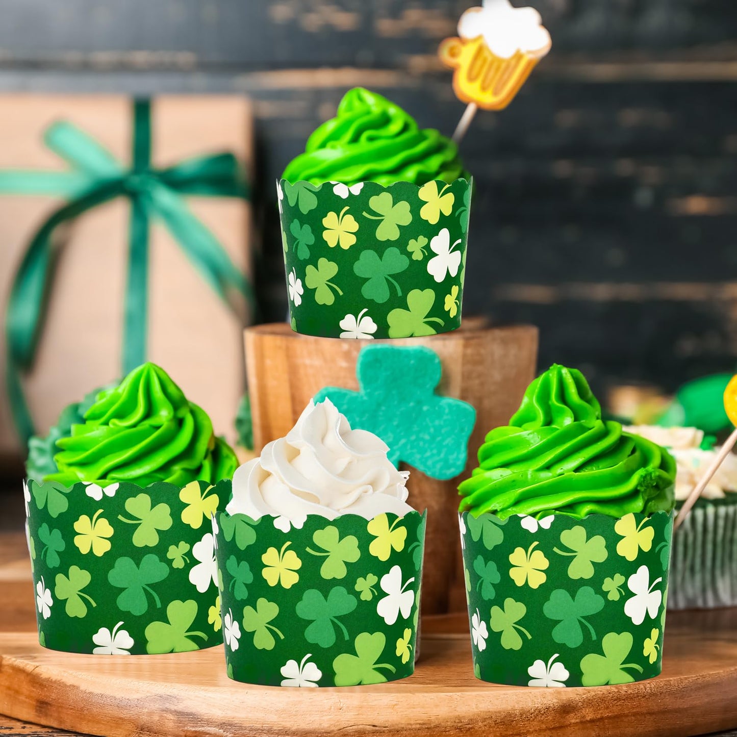 FYSUIMU 100Pcs St. Patrick's Day Paper Baking Cups Green White Shamrock Cupcake Wrappers Clover Scalloped Edge Cupcake Muffin Cases for Irish Holiday Dessert Decoration