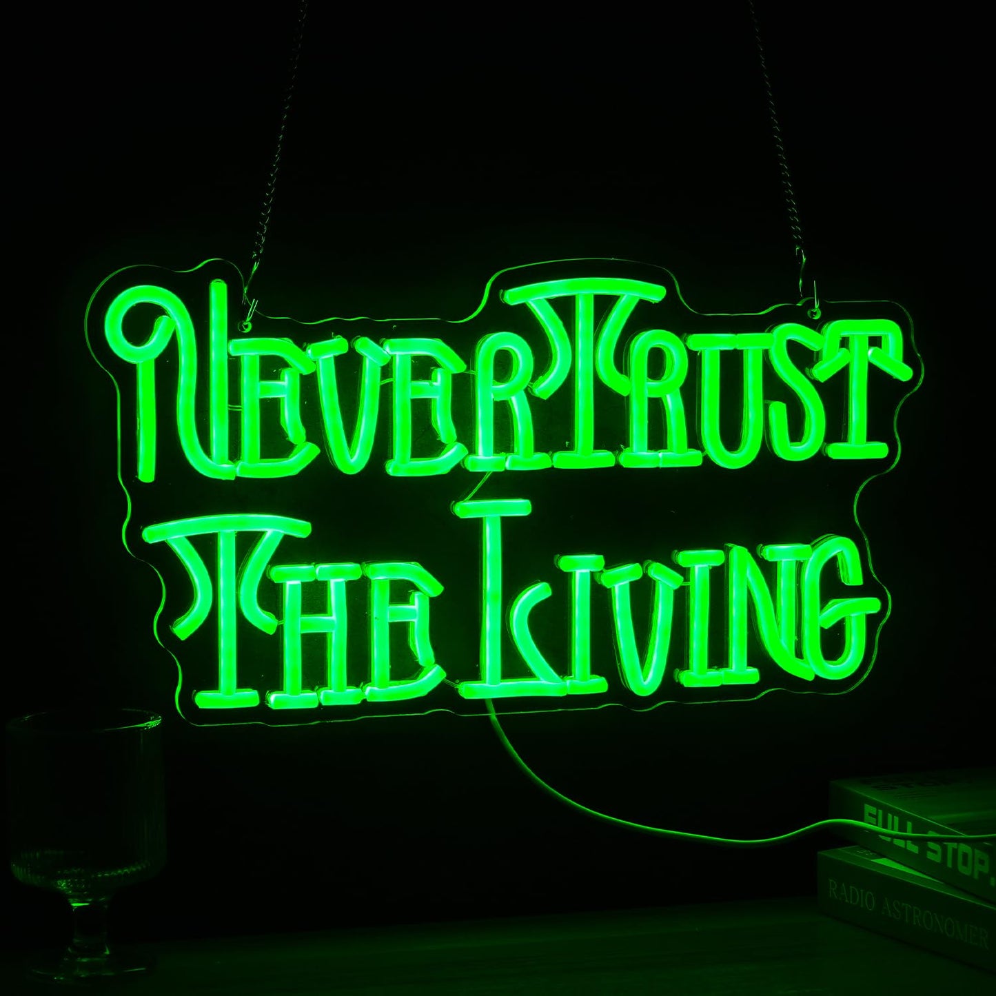 Never Trust The Living Neon Sign Cool Green Led Neon Light For Wall Decor Dimmable USB Powered Letters Light Up Sign For Halloween Party Chamber of Secrets Script killing Terror House Man Cave Room Neon Decor(17.3''*9.3''）