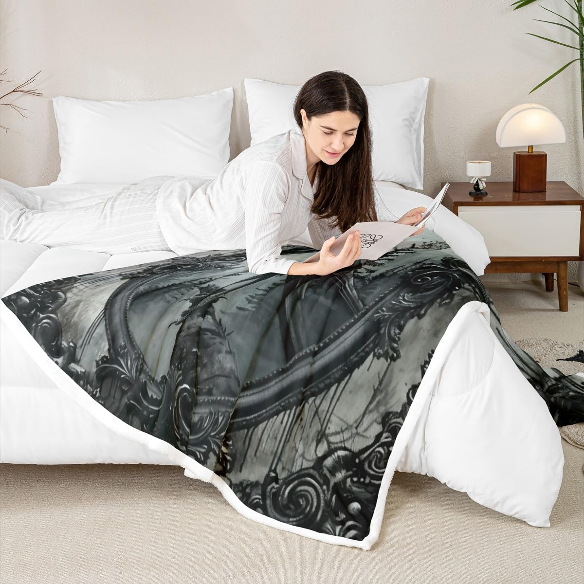 Erosebridal Halloween Crow Fuzzy Plush Throw Black Raven Bird Animal Fleece Blanket Gothic Retro Halloween Sherpa Blanket Woodland Wildlife Crow Decor Throw 50"X60" for Kids Teen Adults Bed Couch