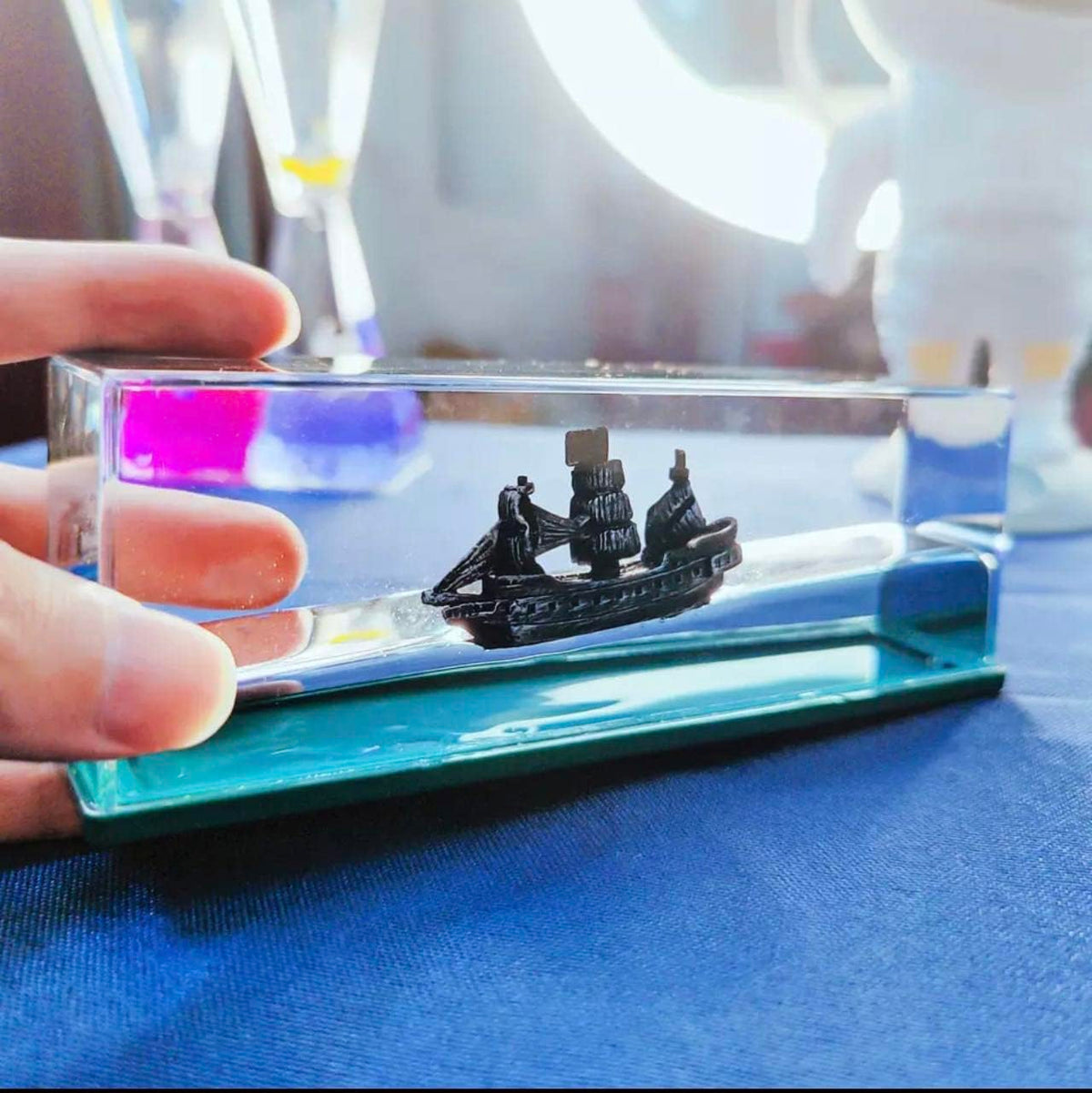 ZEshops Ghost Ship Black Pearl Ship in A Bottle Fluid Liquid Drift Bottle Living Room Decoration Acrylic Gift Floating Boat Home Decor