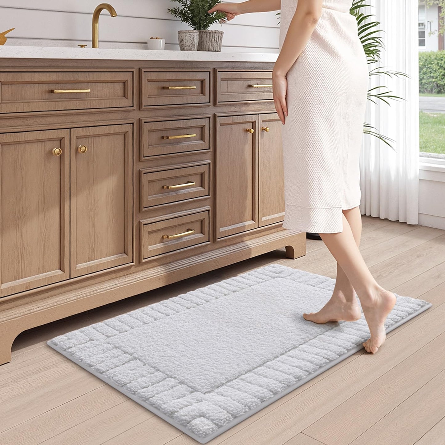LUMI Bathroom Rugs Non Slip with Rubber Backing, Extra Soft Plush Microfiber Bath Rug Absorbent, Machine Washable Bath Mat Quick Dry for Tub, Shower, Hotel, White, 24"x43"