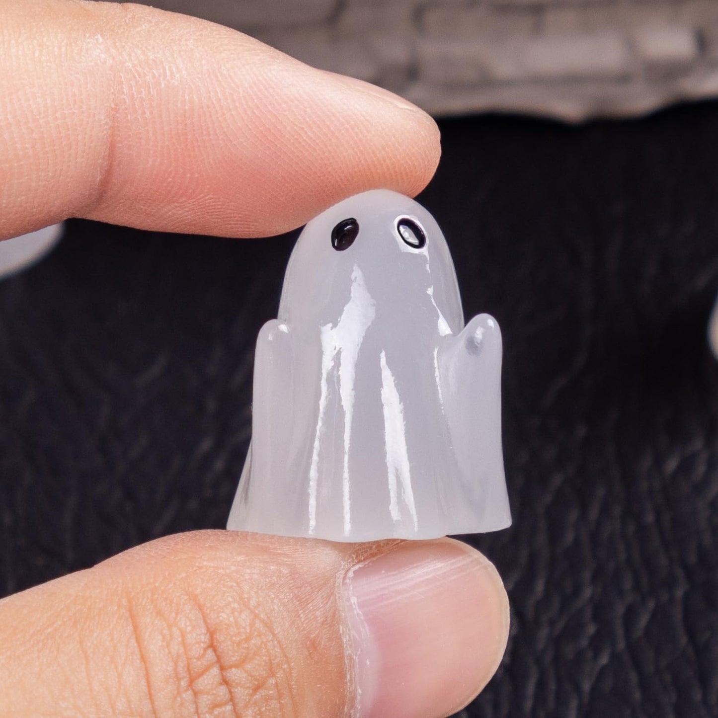 Cutecutedy 60Pcs Mini Resin Ghost Figurines,Tiny Little Ghosts for Halloween Decor,Cute Spooky Vase Filler,Tiered Tray & Table Centerpiece,Miniature Party Favors,Home Decor（Luminous）