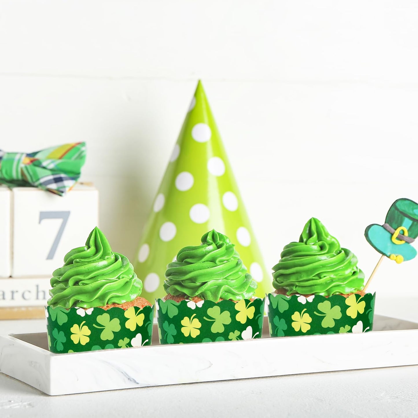 FYSUIMU 100Pcs St. Patrick's Day Paper Baking Cups Green White Shamrock Cupcake Wrappers Clover Scalloped Edge Cupcake Muffin Cases for Irish Holiday Dessert Decoration