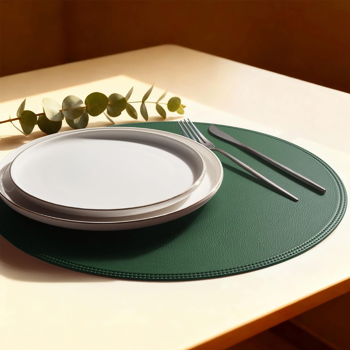 Rinpon Round Vinyl Green Placemats Set of 6, Faux Leather Waterproof Wipeable Heat Resistant Place Mats, Washable Table Mats for Halloween, Thanksgiving & Christmas Dinner(Green)