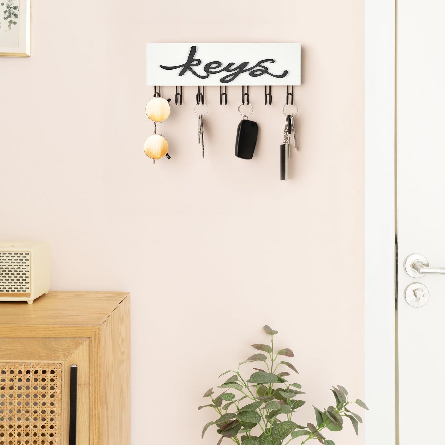 Mkono Key Holder for Wall Decorative with 7 Hooks, Wall Mounted Keys Hanger Organizer Rustic Wood Hanging Key Hooks Home Decor Farmhouse Key Rack for Entryway, Hallway, Office, White