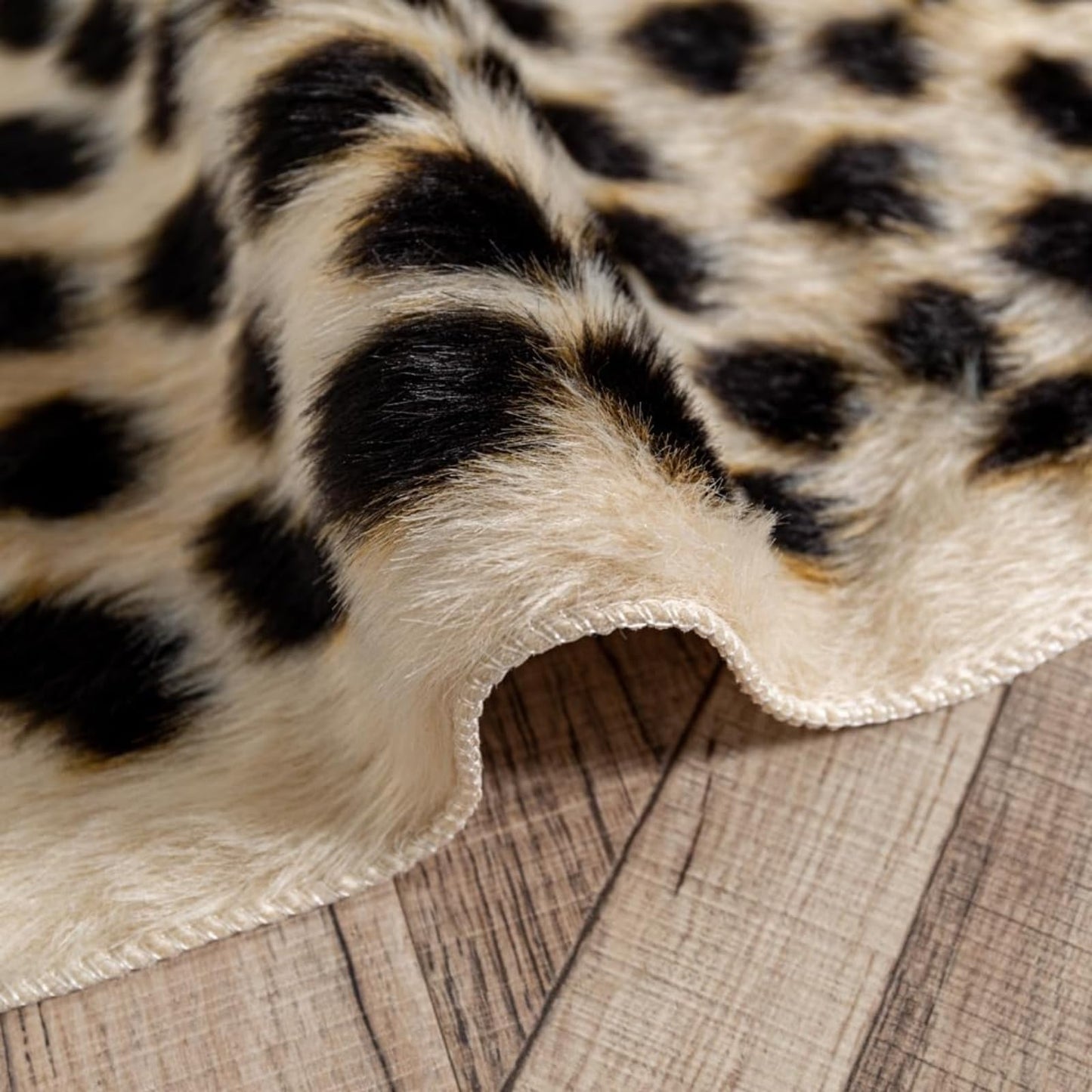 Fluffy Leopard Rug, Premium Cheetah Print Rugs, Soft Faux Fur Animal Carpet for Kids Room Bedroom, Living Room, Shaggy Teen Room Home Decor (Cheetah Print 39.4 X 36 in)
