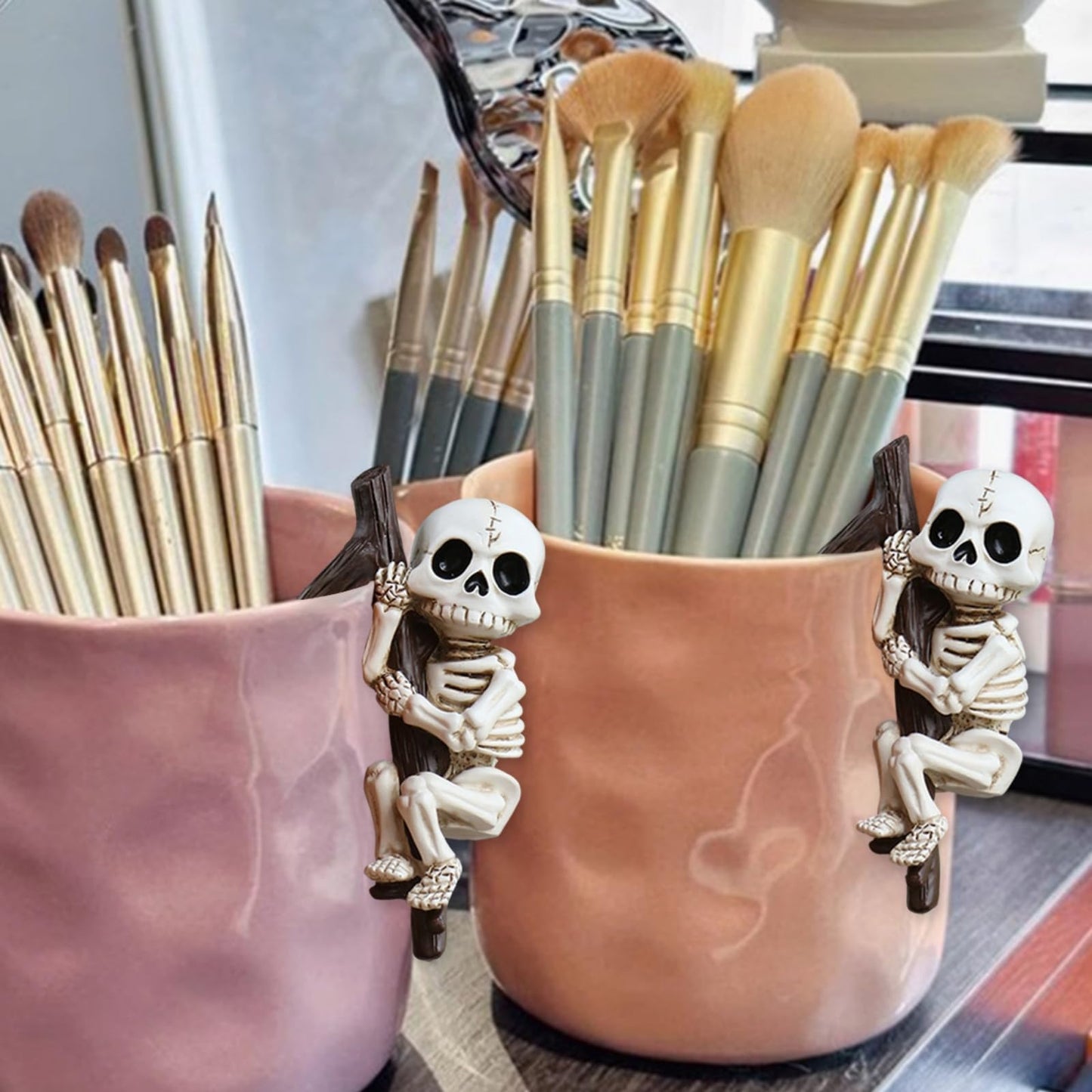 Wjwumha 2 Pieces Climbing Skeleton Statues Halloween Plant Pots Hanging Figurine Skull Atmosphere Ornament for Flower Pot Fish Tank Decoration