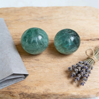 Aiercrystal Natural Stone Crystal Sphere Feng Shui Home Decoration Ball Positive Energy Scrying Orb for Meditation Tool for Spiritual Space Purification Globe Diameter 4-5cm Green Fluorite Sphere