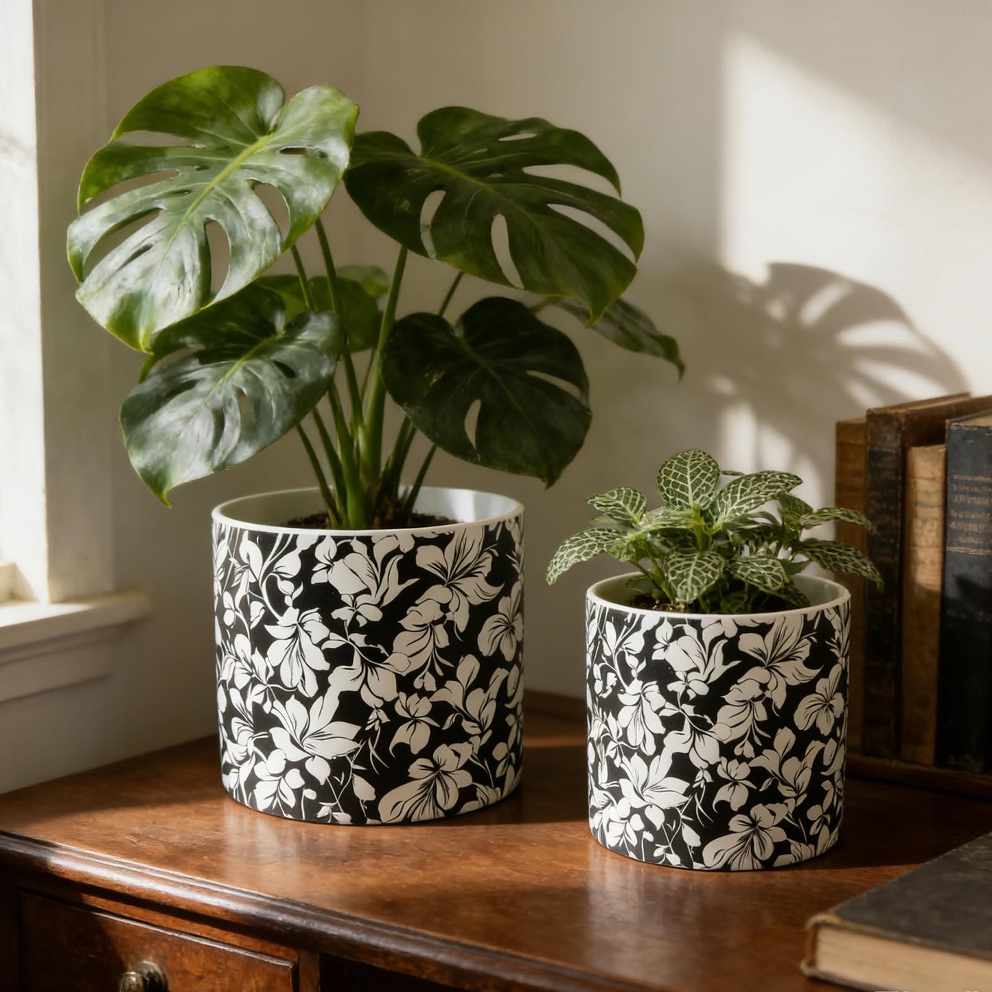 Ceramic Flowerpot Kit with Drainage Holes and Trays，5.9/4.9in Home Decor Planter for Indoor Potted Plants and Succulent Plants，2 Set of Black and White Plant Pot for Housewarming and Home Gifts