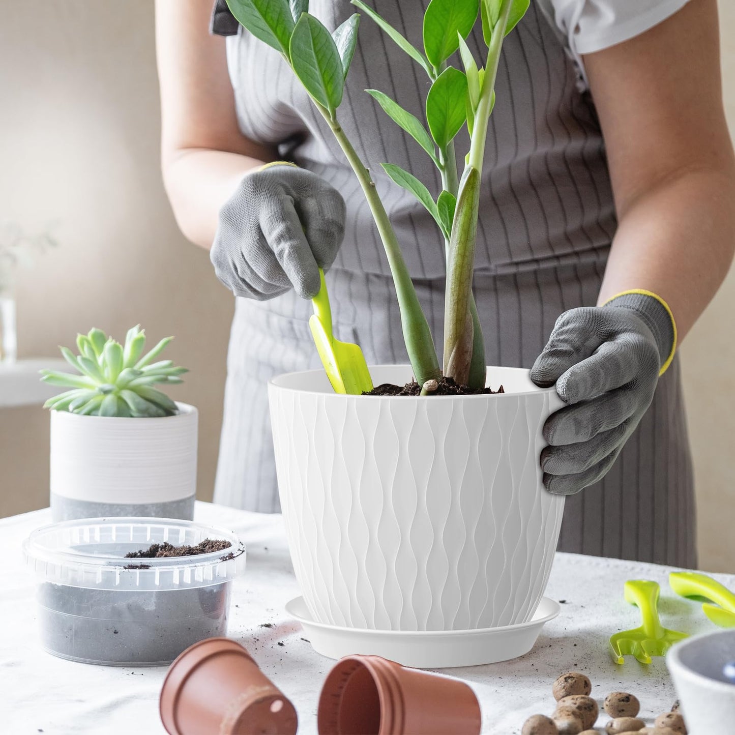 WSMKSZ 7 inch Plant Pots, 5 Pack Flower Pots with Drainage Holes and Saucers for Indoor Plants, Plastic Planters with Water Ripple for Small Garden House Plants, Nursery Pots for Succulent, White