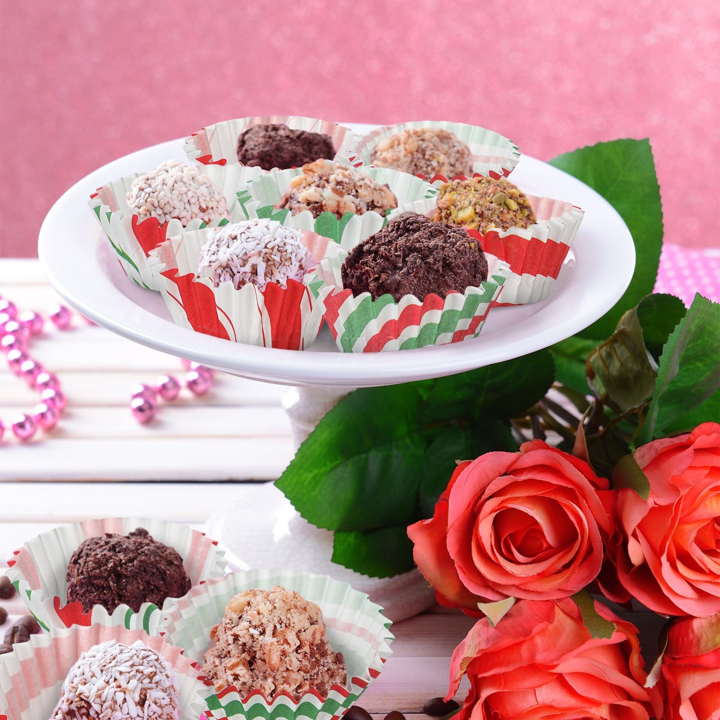 Didaey 600 Pcs Christmas Party Cupcake Liners Christmas Paper Baking Cups Mini Muffin Liners Small Cupcake Wrappers Xmas Paper Candy Cups for Santa Holiday Chocolate Cake Making Supplies (Classic)