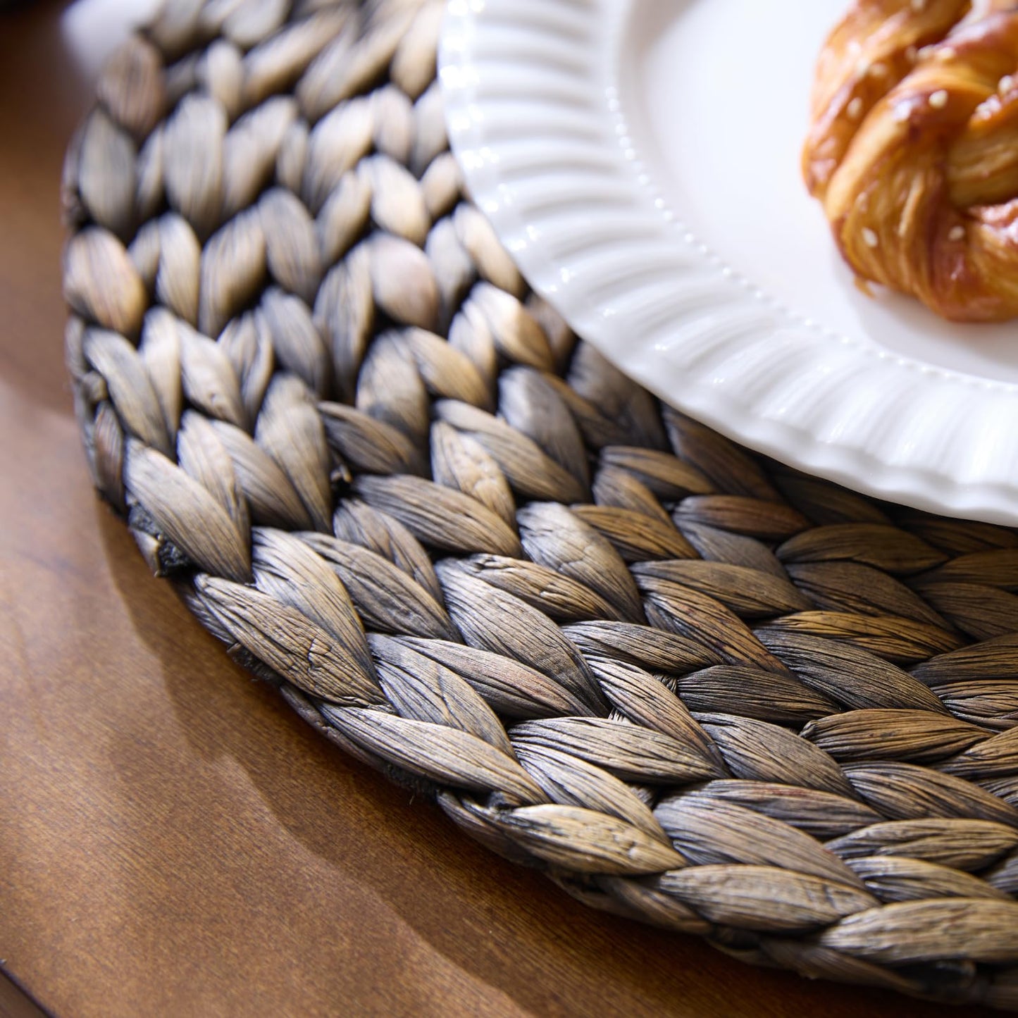 10 Pack, Round Woven Placemats, Natural Water Hyacinth Wicker Place Mats, Braided Straw Table Mats for Dining Table, Fall, Halloween, Thanksgiving, Chrismats, Black (13.8 inch)