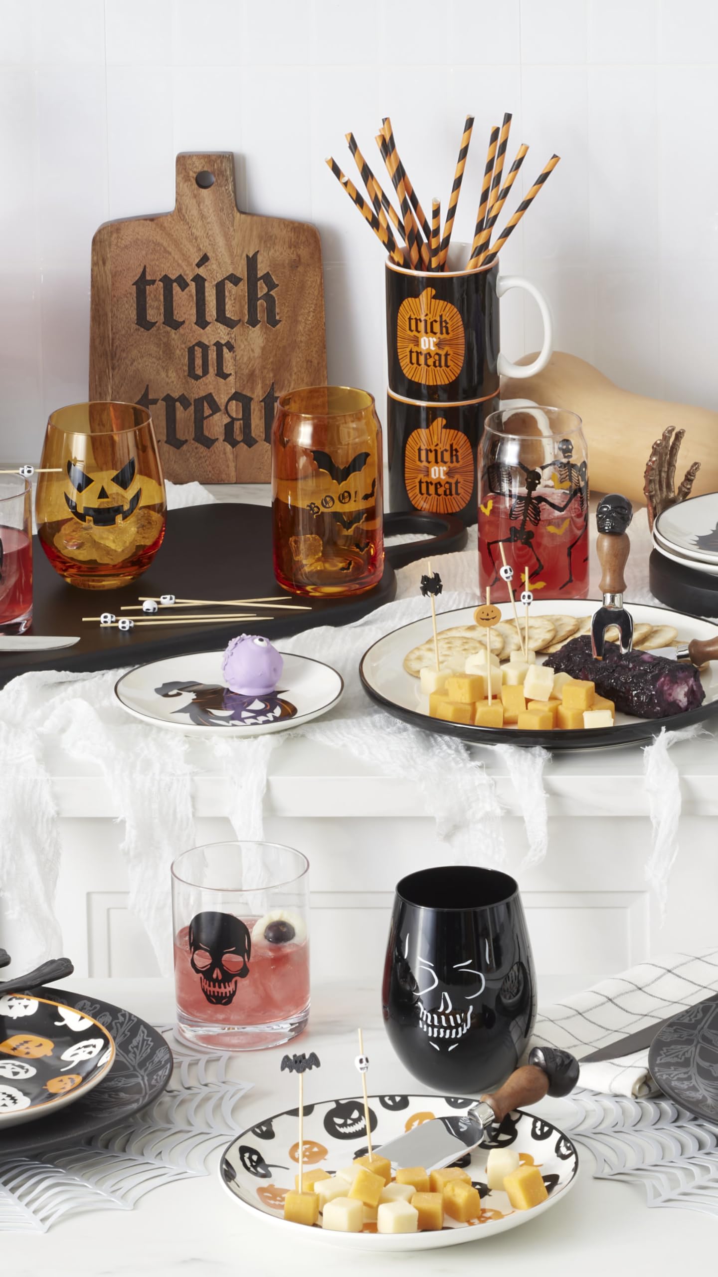 Oneida Coffee Mugs, Vintro Halloween Trick or Trick 10 Oz Mugs Set of 4, Porcelain, Spooky Drinkware Set, Dishwasher Safe, Microwave Safe, Halloween Decor Indoor, Pumpkin Decor (Orange/Black, 4 Piece)