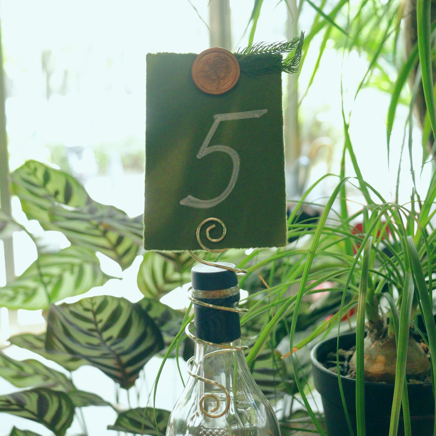 CNglam Wine Bottle Place Card Holders Wedding Table Number Holder Gold Metal Wire Photo Holder for Wine Festival Harvest Wine Weekend Vineyard Inspired party Table Number Sign(6 PCS)