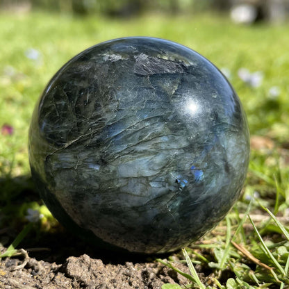AierCrystal Natural Stone Crystal Sphere Feng Shui Home Decoration Ball Positive Energy Scrying Orb for Meditation Tool for Spiritual Space Purification Globe Diameter 4-5cm Labradorite Sphere