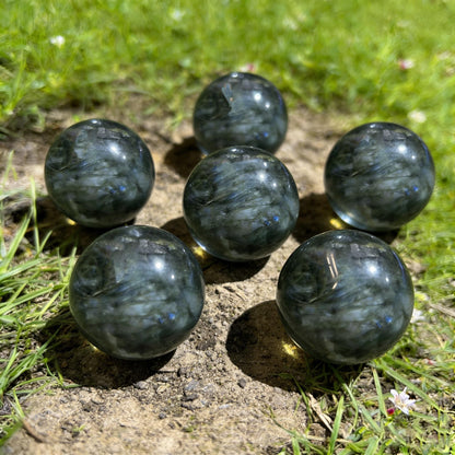 AierCrystal Natural Stone Crystal Sphere Feng Shui Home Decoration Ball Positive Energy Scrying Orb for Meditation Tool for Spiritual Space Purification Globe Diameter 4-5cm Labradorite Sphere