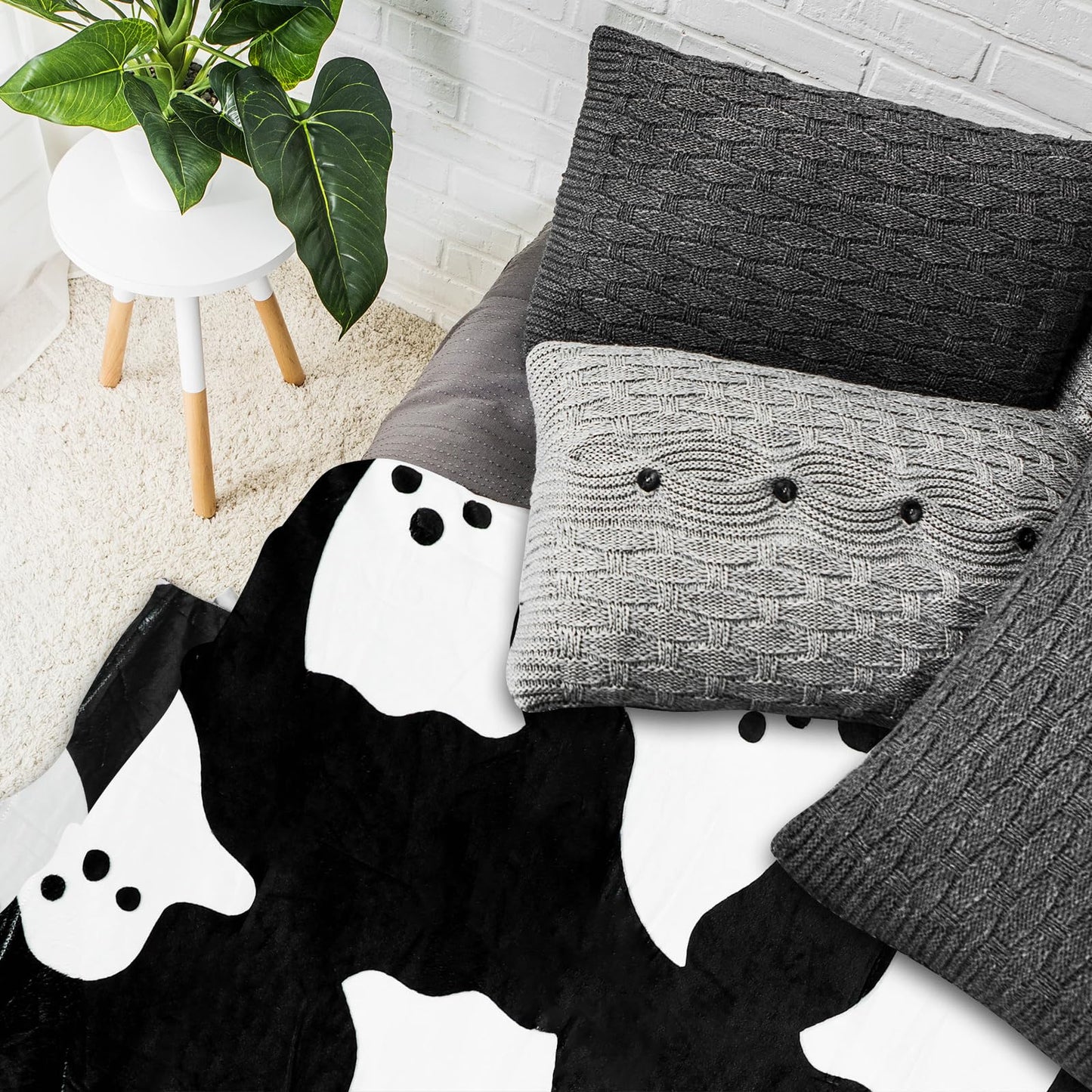 JarThenaAMCS Halloween Ghost Fuzzy Blanket Black White Cute Ghost Boo Throw Blanket Double-Sided Soft Cozy Flannel Blankets for Party Home Bed Sofa Couch, 50 x 60 Inch