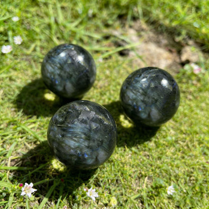 AierCrystal Natural Stone Crystal Sphere Feng Shui Home Decoration Ball Positive Energy Scrying Orb for Meditation Tool for Spiritual Space Purification Globe Diameter 4-5cm Labradorite Sphere