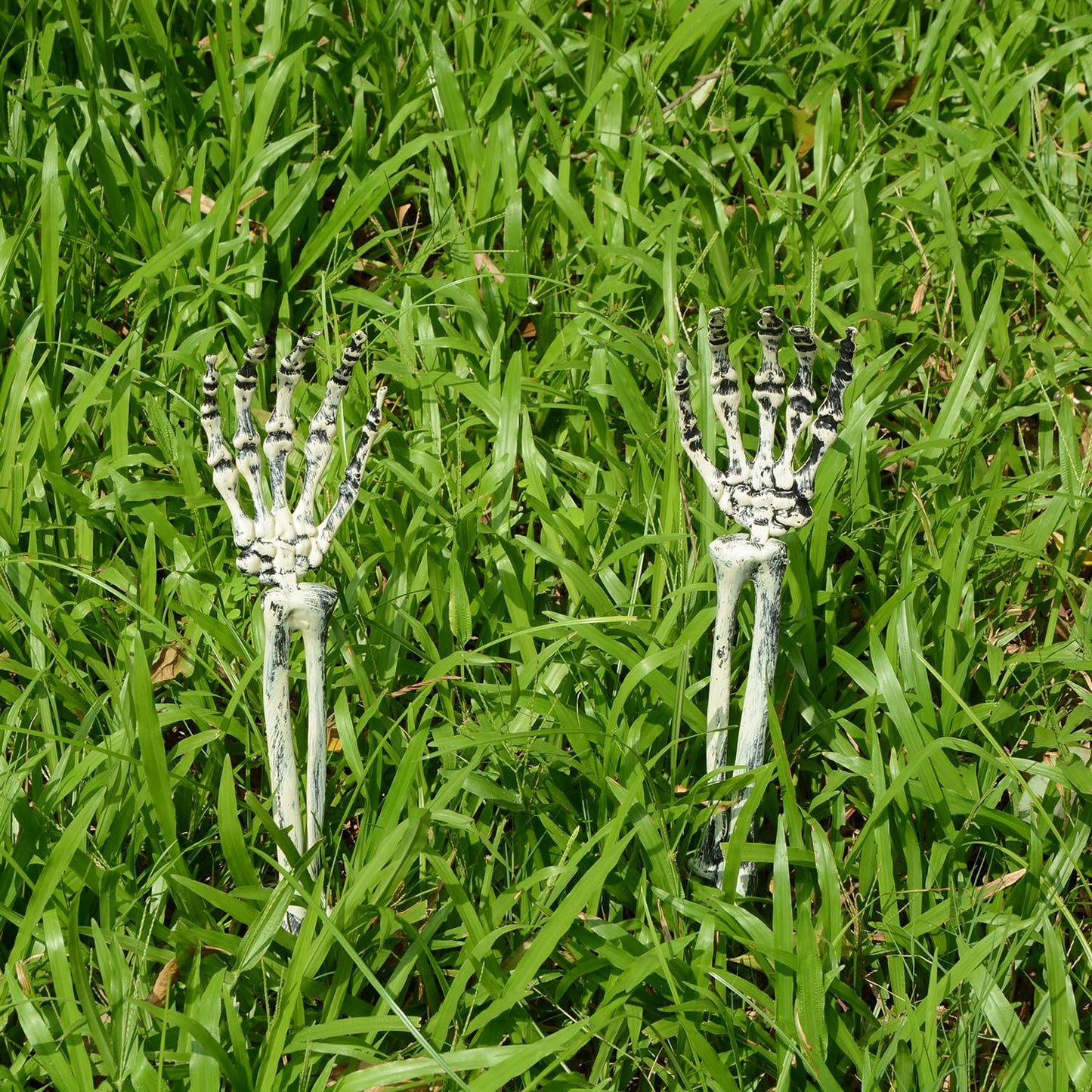 AOFOX Halloween Realistic Skeleton Stakes Zombie Ghost Arm Stake Severed Plastic Skeleton Hands Yard Signs for Lawn Stakes Garden Halloween Props Decoration(4 Pcs White&Black)