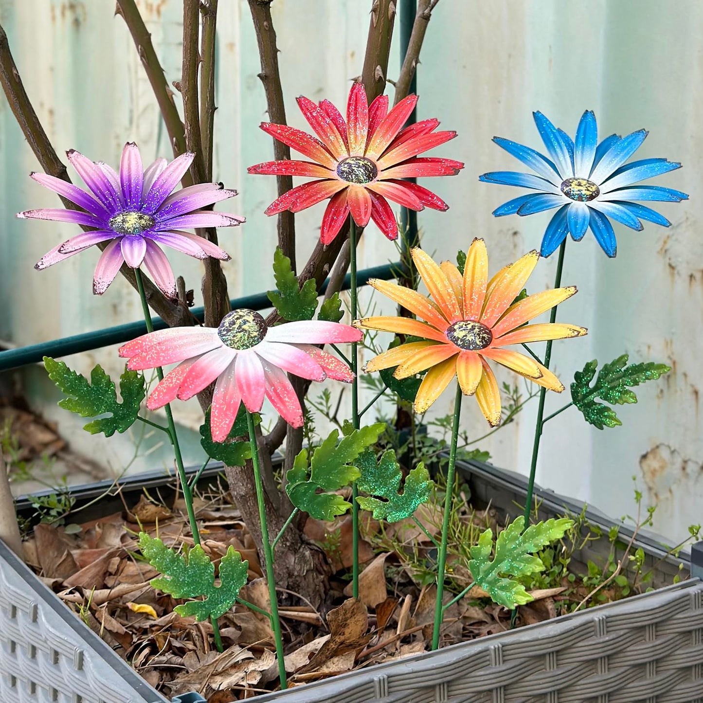 WKHOMEDECO Metal Flowers for Outside, 4 Pack Decorative Garden Stakes with Spring Design, 16.5 Inch Handmade Iron Outdoor Metal Garden Decor, Flickering Daisy Yard Art for Patio Lawn