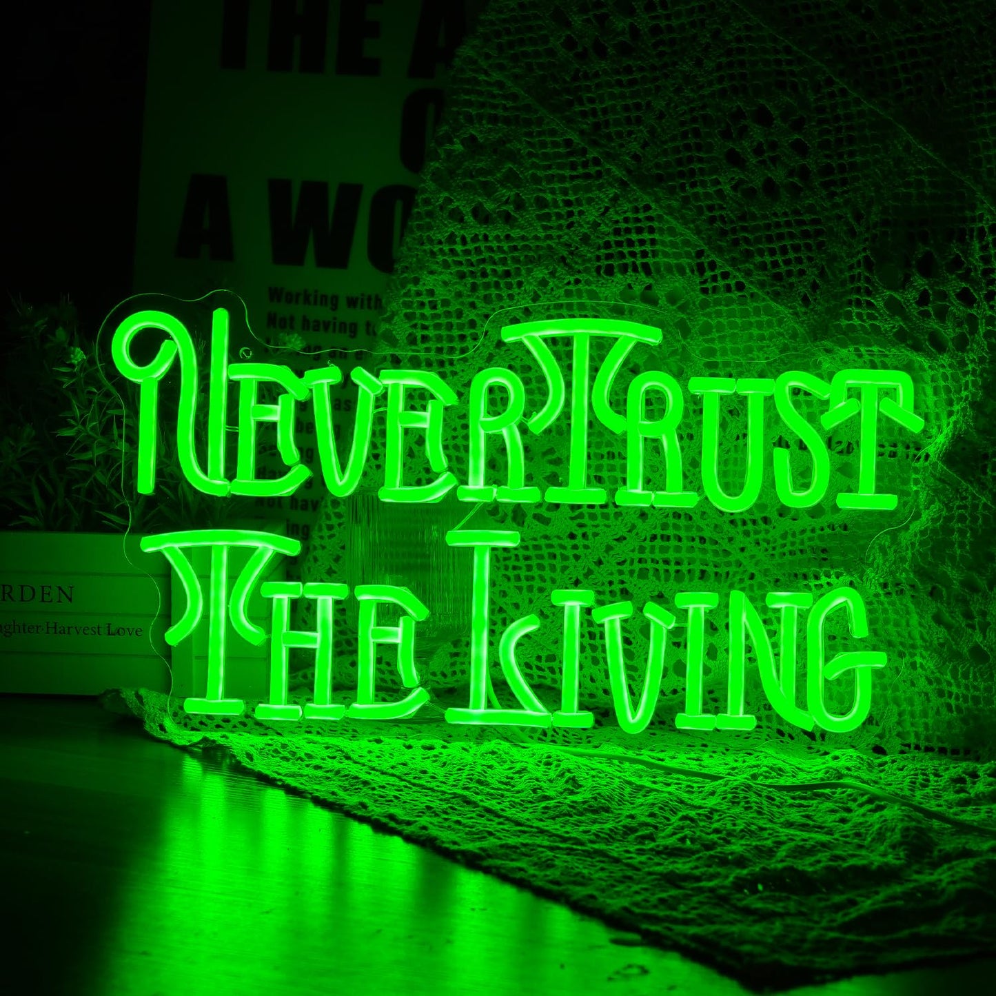 Never Trust The Living Neon Sign Cool Green Led Neon Light For Wall Decor Dimmable USB Powered Letters Light Up Sign For Halloween Party Chamber of Secrets Script killing Terror House Man Cave Room Neon Decor(17.3''*9.3''）