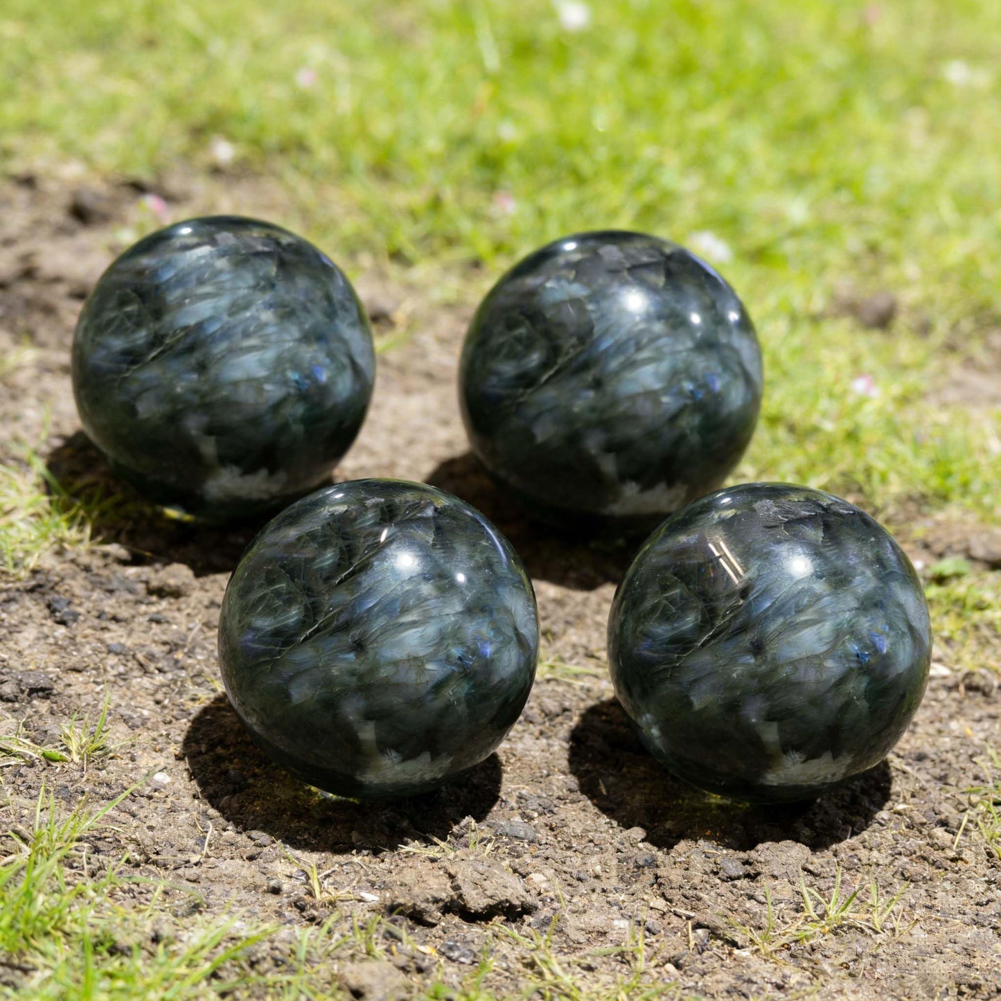 AierCrystal Natural Stone Crystal Sphere Feng Shui Home Decoration Ball Positive Energy Scrying Orb for Meditation Tool for Spiritual Space Purification Globe Diameter 4-5cm Labradorite Sphere