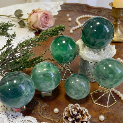 Aiercrystal Natural Stone Crystal Sphere Feng Shui Home Decoration Ball Positive Energy Scrying Orb for Meditation Tool for Spiritual Space Purification Globe Diameter 4-5cm Green Fluorite Sphere